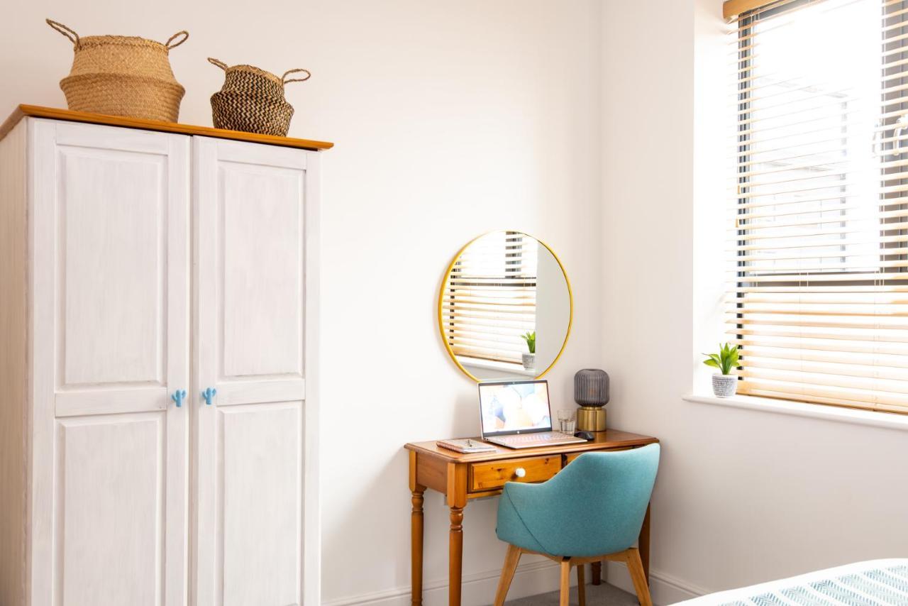 Stunning 2 Bed Apartment Sea Views And Parking ワージング エクステリア 写真