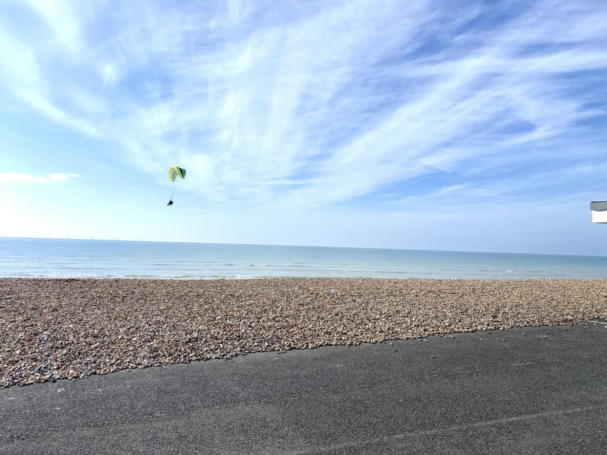 Stunning 2 Bed Apartment Sea Views And Parking ワージング エクステリア 写真