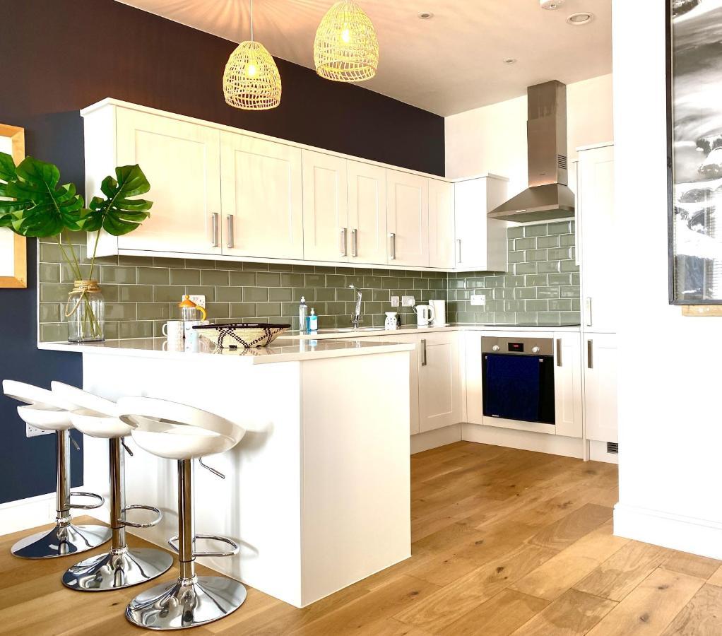 Stunning 2 Bed Apartment Sea Views And Parking ワージング エクステリア 写真
