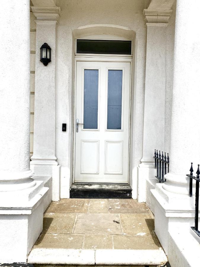 Stunning 2 Bed Apartment Sea Views And Parking ワージング エクステリア 写真