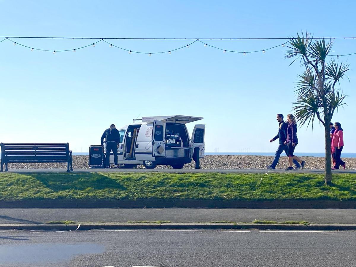 Stunning 2 Bed Apartment Sea Views And Parking ワージング エクステリア 写真