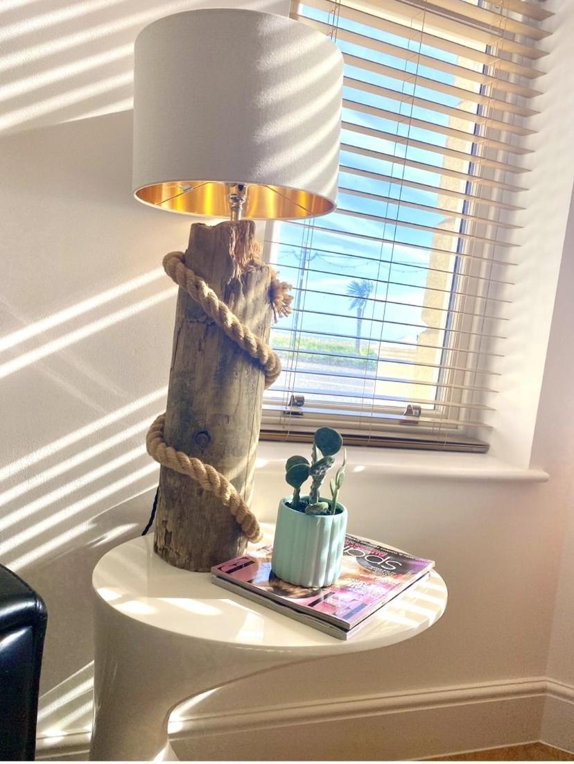Stunning 2 Bed Apartment Sea Views And Parking ワージング エクステリア 写真