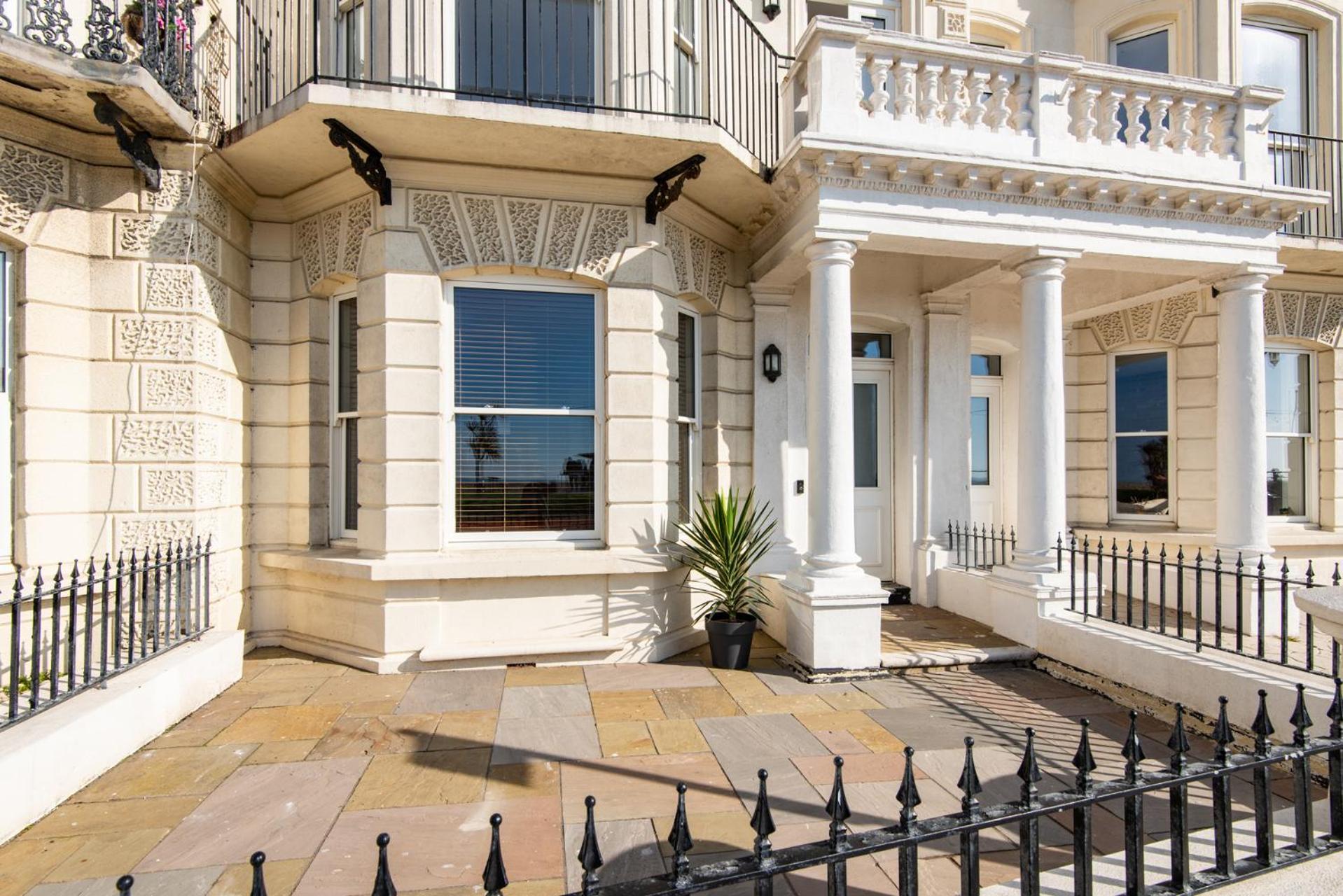 Stunning 2 Bed Apartment Sea Views And Parking ワージング エクステリア 写真